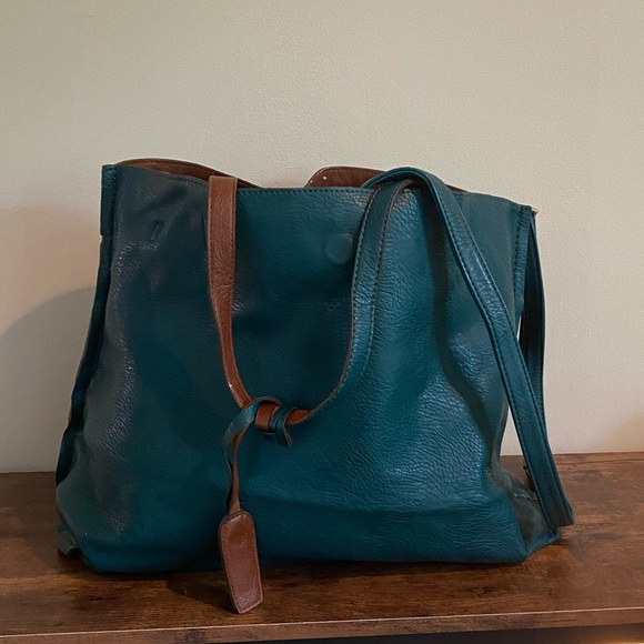 đź’śSOLDđź’śReversible Faux Leather Tote Bag - Picture 2 of 4
